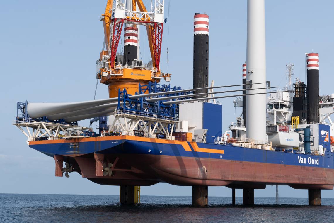 Ein Errichterschiff von Van Oord transportiert Komponenten für den Offshore-Windpark Borssele 3 und 4: Es ist der drittgrößte Offshore-Windpark der Welt.