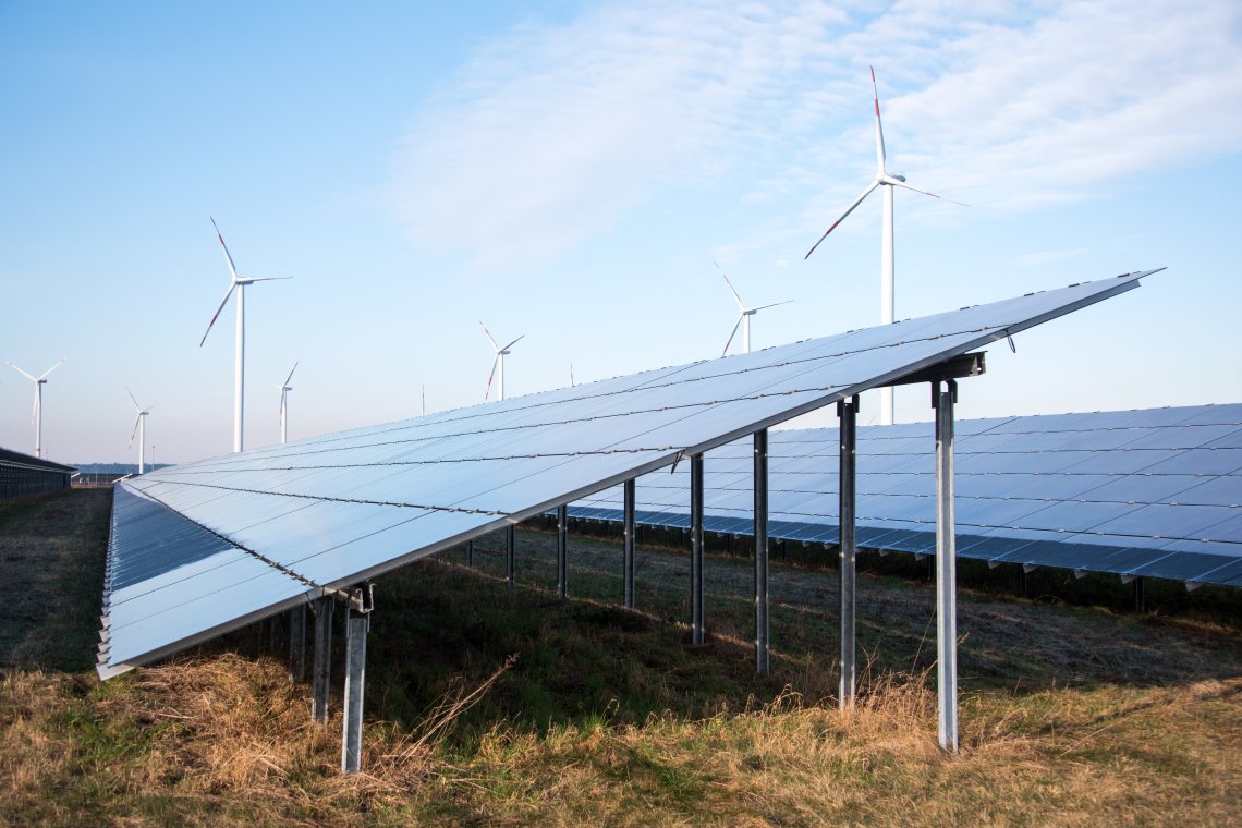 Solarpark neben Windrädern: Für die Stromerzeugung und die Energiewende werden große Flächen benötigt.