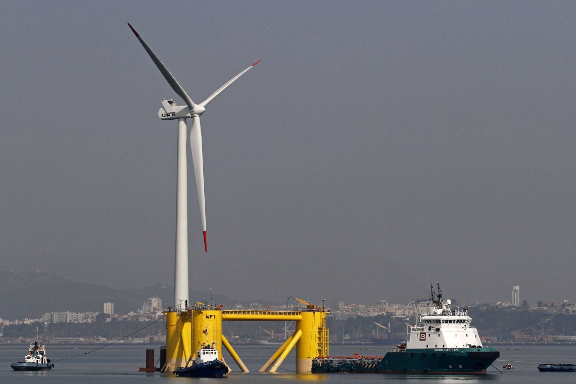 Windfloat: Die schwimmende Windenergieanlage wird 2011 von Schleppern vom Hafen Setubal zu ihrem Bestimmungsort im Atlantik vor Portugal gezogen.