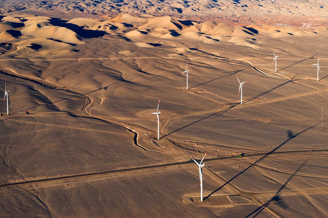 Windenergie weltweit: Das Luftbild zeigt einen Windpark in der Atacama-Wüste in Chile. Das Land hat viel Potenzial in der Offshore-Windenergie.