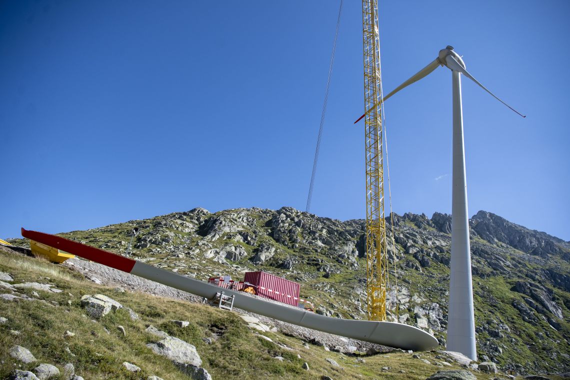 Bau eines Windrads in den Alpen: Weltweit wurden 2021 Windräder mit einer Kapazität von zusammen fast 100 Gigawatt aufgestellt.