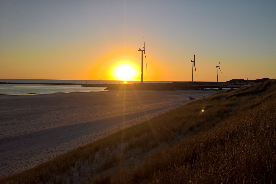 Windräder am Stran von Hvide Sande im Westen Dänemarks. Foto: Volker Kühn