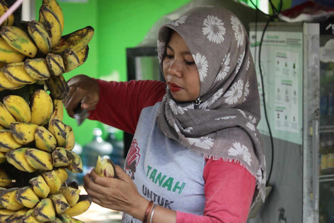 Klimaklage gegen Holcim: Asmania ist eine von vier Bewohnern der indonesischen Insel Pari, die von dem Zementriesen Entschädigung für die Folgen des Klimawandels verlangen.