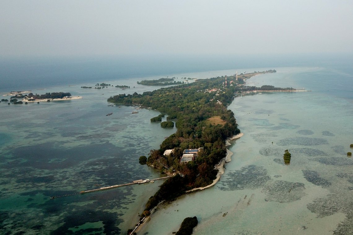 Klimaklage gegen Holcim: Die Insel Pari in Indonesien ragt nur wenige Meter aus dem Meer und ist entsprechend stark vom Anstieg des Meeresspiegels bedroht.