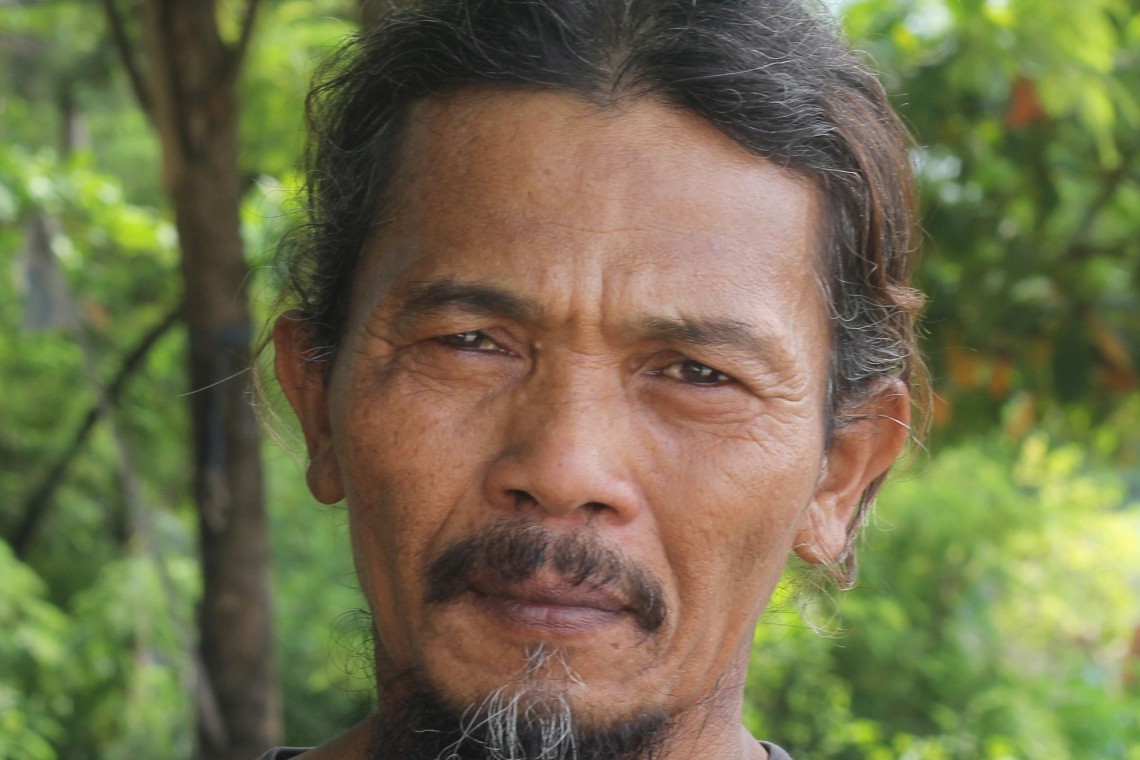 Klimaklage gegen Holcim: Der Fischer Bobby ist einer der vier Bewohner der indonesischen Insel Pari, die von dem Zementriesen Entschädigung für die Folgen des Klimawandels verlangen.