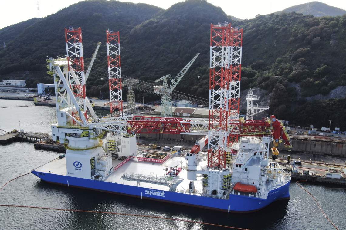 Japanisches Errichterschiff „Blue Wind“: Das Jack-up-Vessel wird beim Bau von Offshore-Windrädern eingesetzt.