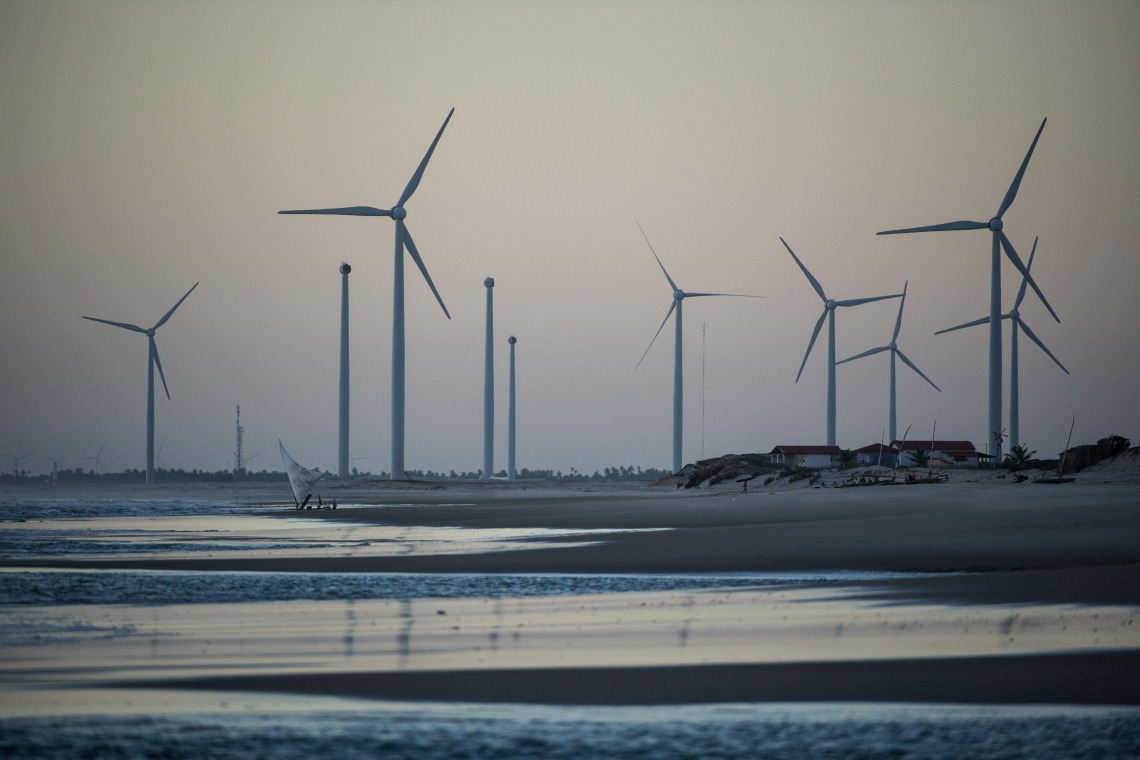 Windräder am Strand in Brasilien: Das Land hat gewaltiges Potenzial zum Ausbau der Offshore-Windenergie, potenzielle Investoren stehen Schlange.