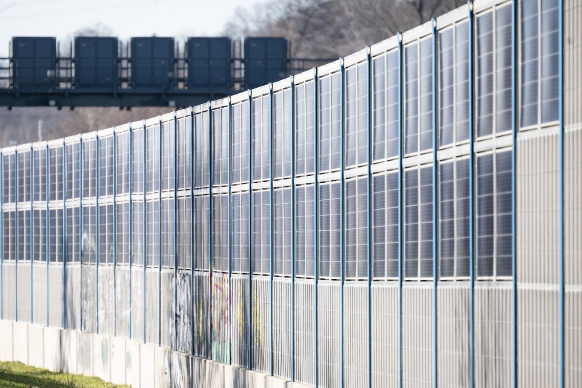 Solarmodule an einer Lärmschutzwand der Autobahn 3 (A3): Die Fotovoltaik erschließt zunehmend neue Standorte..