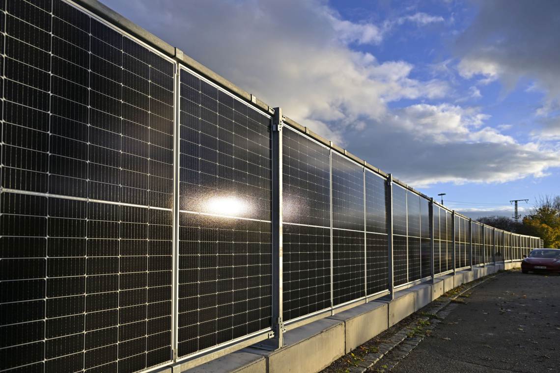 Solarzaun an einem Firmengelände in Bayern: Die Module sind ideal, um das Licht der tiefstehenden Sonne einzufangen.