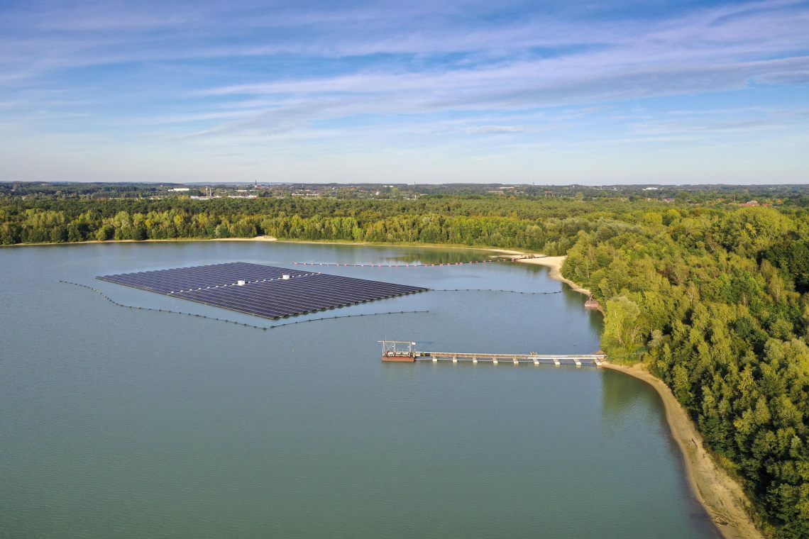 PV-Kraftwerk auf dem Silbersee in NRW: Mit schwimmenden Solaranlagen erschließt die Fotovoltaik zusätzliche Standorte.