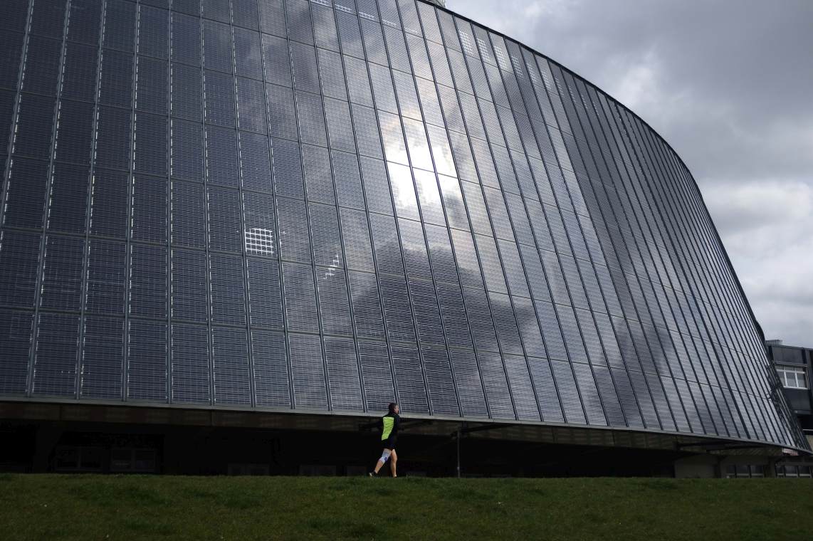Solarfassade am Weserstadion: Der Fußball-Bundesligist Werder Bremen erzeugt bereits seit Jahren Solarstrom.