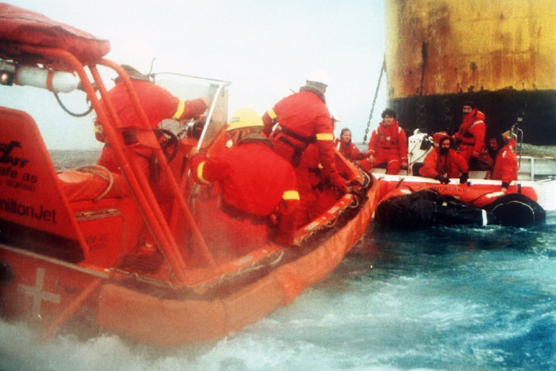 Brent Spar: Greenpeace-Aktivisten auf ihrem Schlauchboot werden von einem anderen Boot an der Ölplattform gerammt.