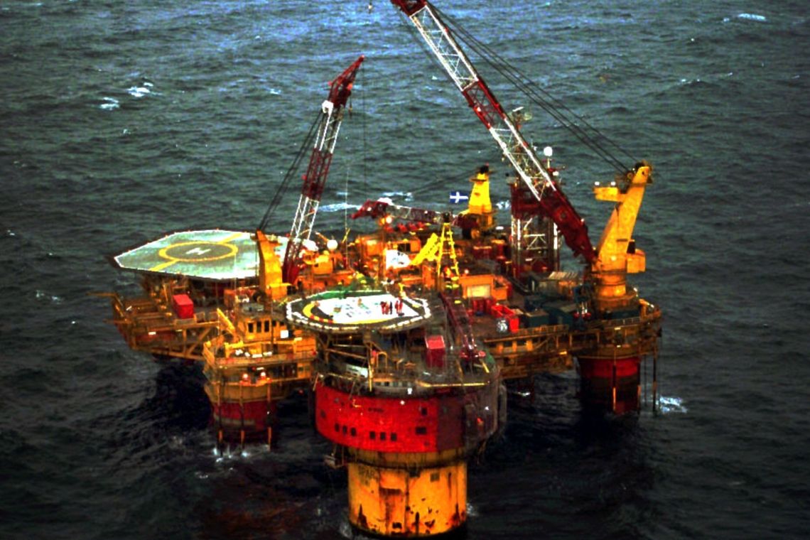 Brent Spar: Der Ölkonzern Shell wollte die Plattform 1995 in der Nordsee versenken. Greenpeace-Aktivisten verhinderten das.