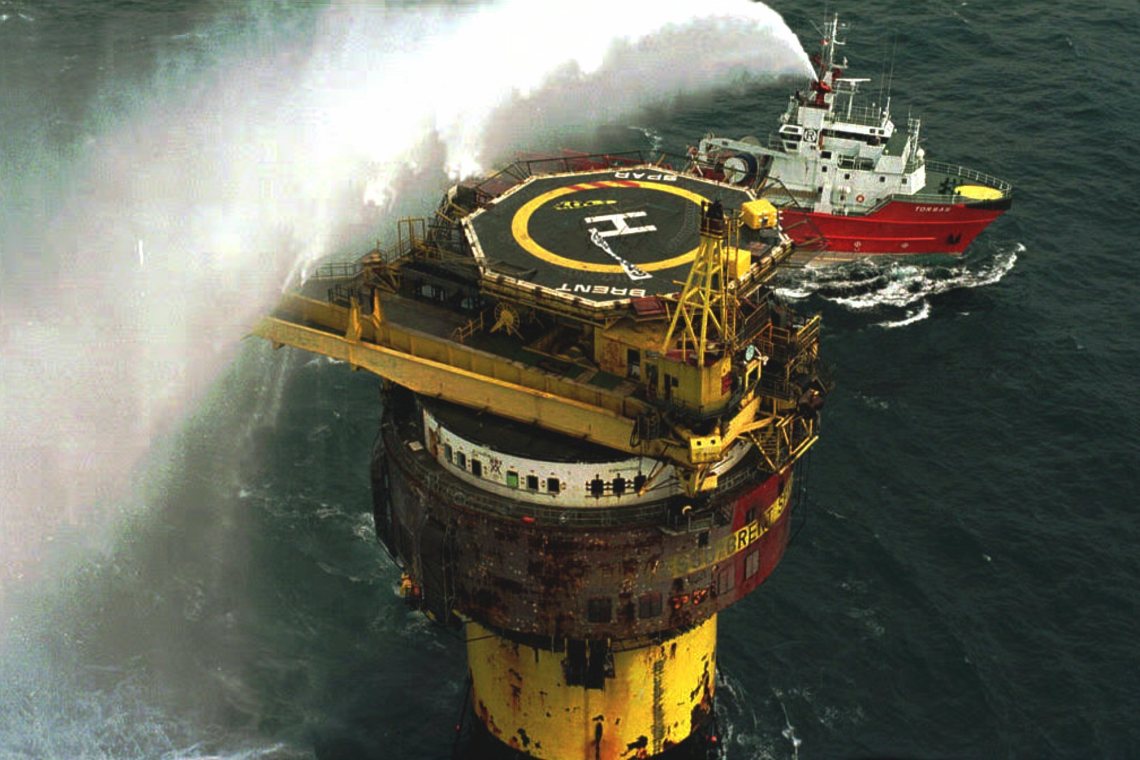 Brent Spar: Ein Schiff beschießt die Ölplattform, auf der sich Greenpeace-Aktivisten verschanzt haben, mit einer Wasserkanone.