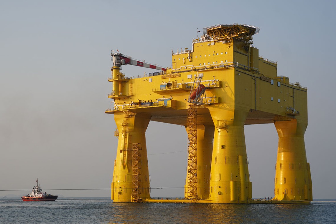 Konverterstation DolWin epsilon: Die gewaltige Plattform wird per Schiff von Singapur zur Endmontage nach Haugesund in Norwegen transportiert. Foto: TenneT