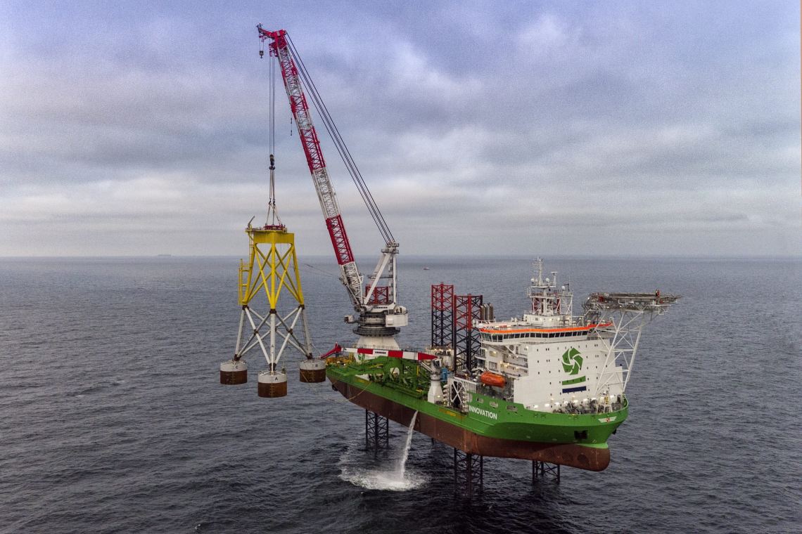 Das Errichterschiff „Innovation“ setzt ein Fundament für ein Offshore-Windrad ins Meer