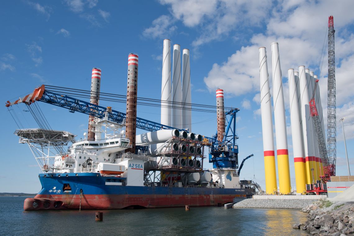 Das Hubschiff „Sea Challenger“ fährt beladen mit Bauteilen für den Offshore-Windpark Arkona vom Hafen Mukran zum Baufeld des Windparks.