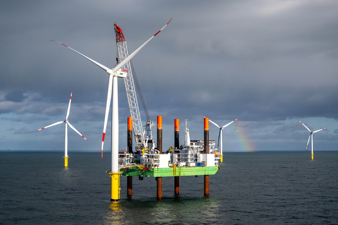 Das Offshore-Windkraftanlagen-Errichterschiff „Thor“ liegt im Windpark Riffgat, rund 15 Kilometer nördlich der Insel Borkum.