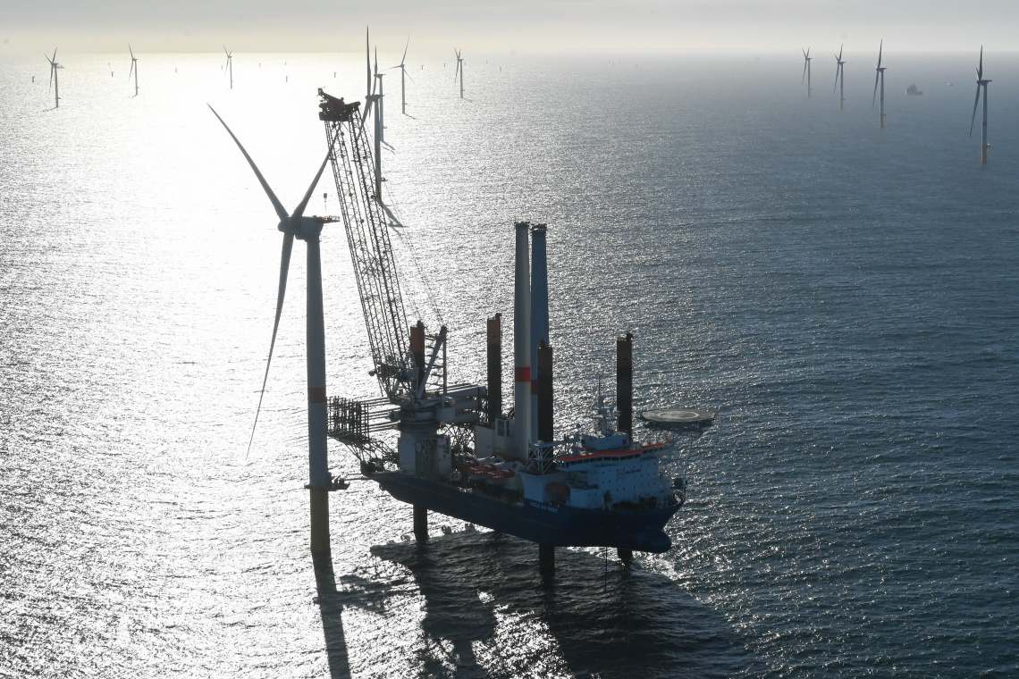Das Offshore-Wind-Errichterschiff Vole au Vent beim Bau eines Windparks im Atlantik vor der französischen Küste.