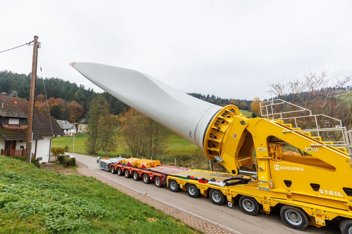 Spektakuläre Bilder vom Transport von Windrad-Flügeln: Die viele Tonnen schweren Riesen werden teils aufrecht durch enge Kurven manövriert.