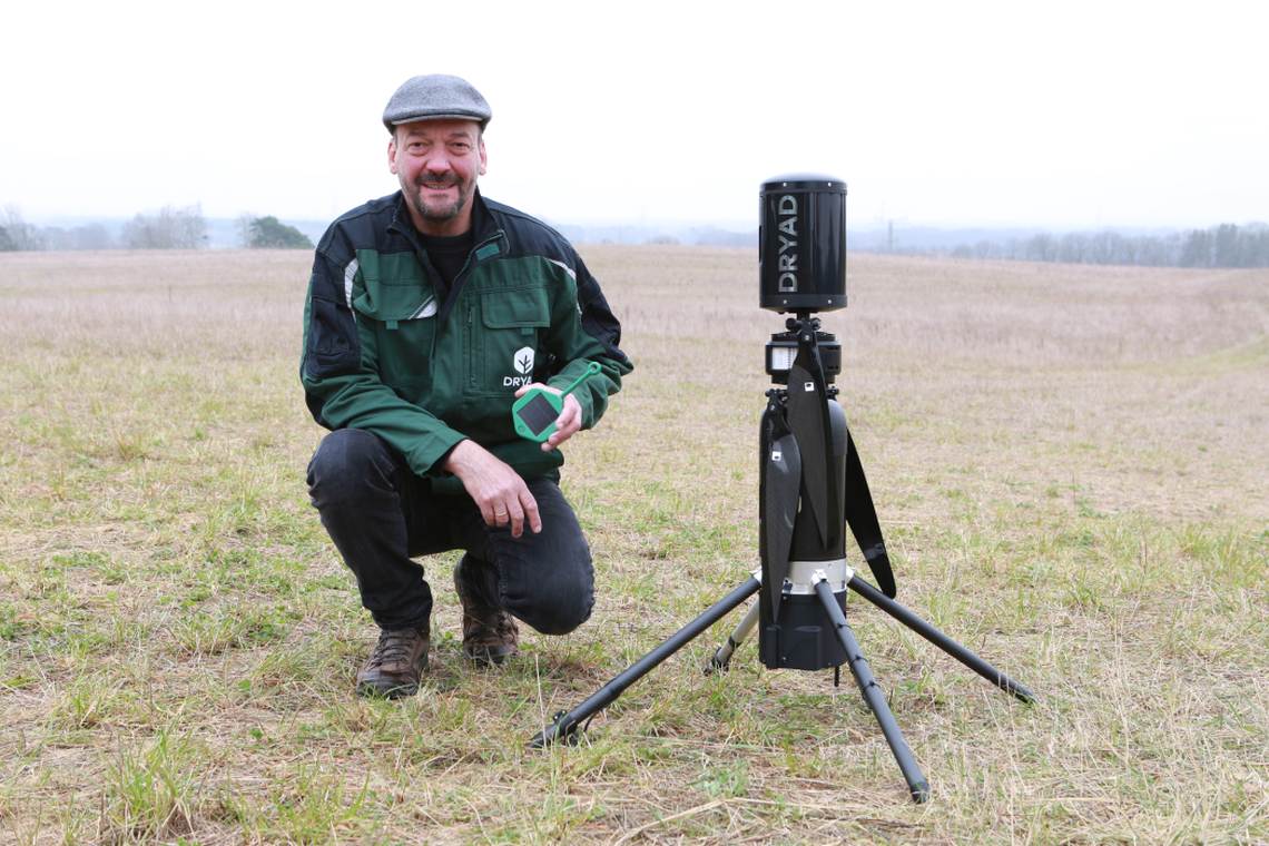 Dryad platziert Sensoren im Wald, die frühzeitig Feuer erkennen.